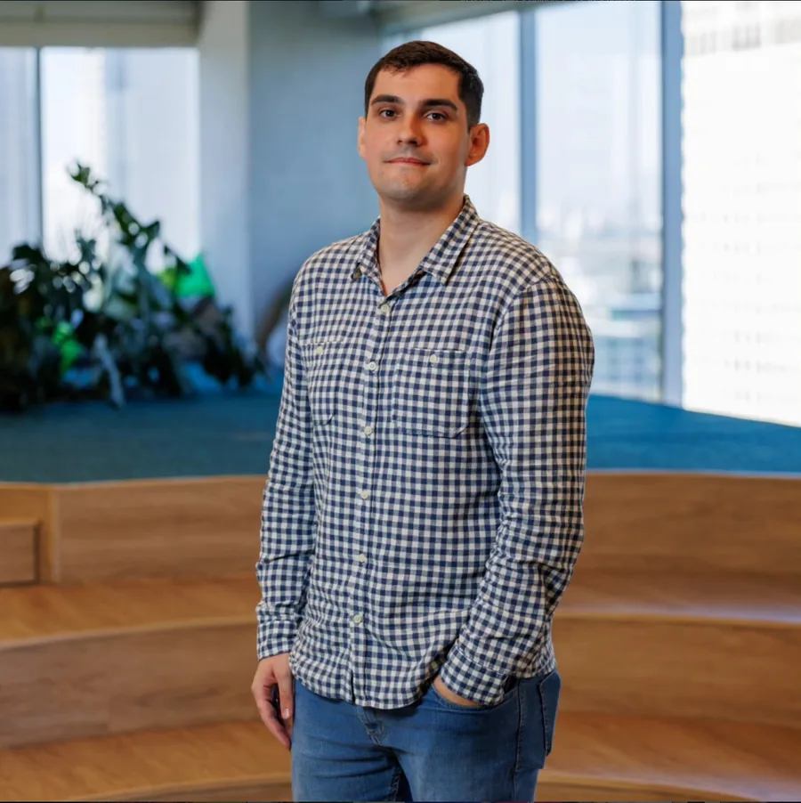 Caio Pavoski, redator publicitário e analista de comunicação, em ambiente de trabalho